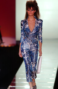 GianniVersace2001HauteCouture10.thumb.jpg.7d3ab47737f029ad1a323bd00788de6e.jpg