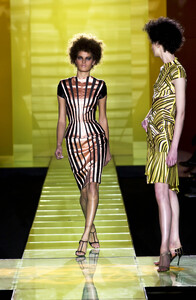 GianniVersace2001HauteCouture20.thumb.jpg.c98ebbceba3bad5ea74a1a6663d861c3.jpg