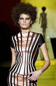 GianniVersace2001HauteCouture22.thumb.jpg.90fbed0908f74e4576b951037c6d05ed.jpg