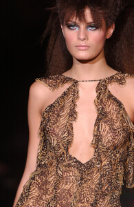 GianniVersace2001HauteCouture45.thumb.jpg.15223a04b6abaeecc8b98a3bc8396d62.jpg