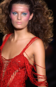 GianniVersace2002HauteCouture19.thumb.jpg.d13e318ce590f877d02cd0125a867334.jpg