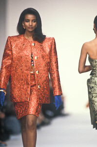 Givenchy1990FW2.thumb.jpg.d39b40704ee74d6b97c99a3b3628b1b8.jpg