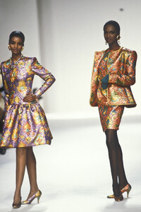 Givenchy1991FW15.thumb.jpg.7bf877d4d3480e1fd4d70e8a8743d3aa.jpg
