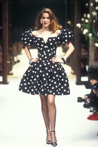 Givenchy1992HauteCouture53.thumb.jpg.77de6188343699cddbc37a59050cba76.jpg
