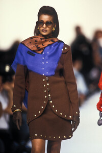 Givenchy1992WomenRTW22.thumb.jpg.42d2ca05e2dd93b1cf6ceacc43196641.jpg