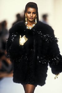 Givenchy1992WomenRTW62.thumb.jpg.614d099e842b7c8d3f8bb540aa567362.jpg