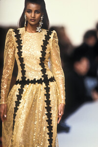 Givenchy1992WomenRTW84.thumb.jpg.57182f69b30efd87d0ecc2a2ec5e06a1.jpg