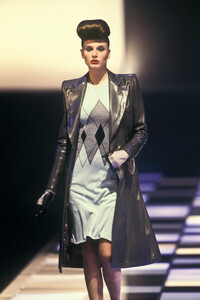 Givenchy1998WomenRTW44.thumb.jpg.8f3c79ccc4bd36cf81cc270a4299a512.jpg