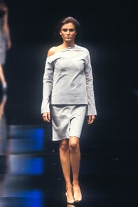 Givenchy1999WomenRTW15.thumb.jpg.6a2523417aa7a38064e11b27714c1119.jpg