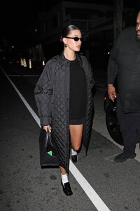 Hailey-Bieber---Stepping-out-for-dinner-at-E-Baldi-in-Santa-Monica-02.jpg