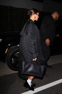 Hailey-Bieber---Stepping-out-for-dinner-at-E-Baldi-in-Santa-Monica-03.jpg