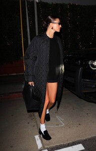 Hailey-Bieber---Stepping-out-for-dinner-at-E-Baldi-in-Santa-Monica-16.jpg