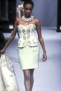 HanaeMori1992HauteCouture7.thumb.jpg.5b24a68fd5937e3d47f2f69a2d04f3f4.jpg