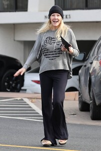 Heather-Locklear---Exits-a-meeting-in-Malibu-02.jpg