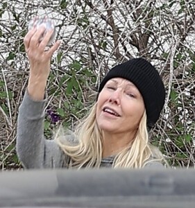 Heather-Locklear---Exits-a-meeting-in-Malibu-03.jpg