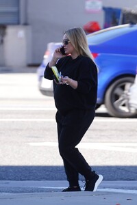 Hilary-Duff---Out-in-baggy-black-sweatsuit-in-Studio-City-02.jpg