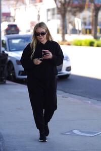 Hilary-Duff---Out-in-baggy-black-sweatsuit-in-Studio-City-04.jpg