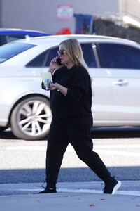 Hilary-Duff---Out-in-baggy-black-sweatsuit-in-Studio-City-07.jpg