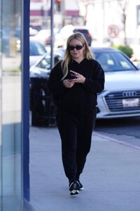 Hilary-Duff---Out-in-baggy-black-sweatsuit-in-Studio-City-20.jpg