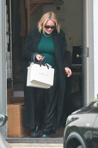 Hilary-Duff---Seen-after-retail-therapy-at-The-Glen-Centre-in-Los-Angeles-03.jpg