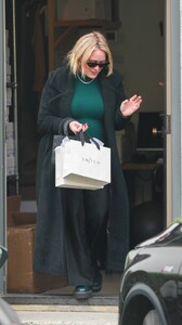 Hilary-Duff---Seen-after-retail-therapy-at-The-Glen-Centre-in-Los-Angeles-08.jpg