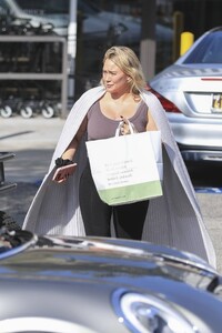 Hilary-Duff---Seen-shopping-at-Jaydes-Market-in-Los-Angeles-03.jpg