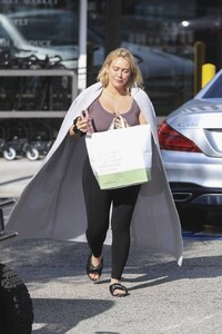 Hilary-Duff---Seen-shopping-at-Jaydes-Market-in-Los-Angeles-06.jpg