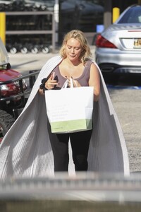 Hilary-Duff---Seen-shopping-at-Jaydes-Market-in-Los-Angeles-11.jpg