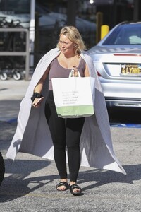 Hilary-Duff---Seen-shopping-at-Jaydes-Market-in-Los-Angeles-12.jpg