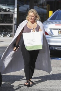 Hilary-Duff---Seen-shopping-at-Jaydes-Market-in-Los-Angeles-13.jpg