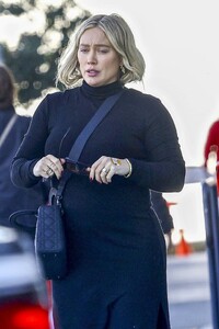 Hilary-Duff---Showing-growing-baby-bump-in-a-black-dress-in-Studio-City-02.jpg