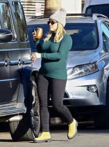 Hilary-Duff---Shows-her-Baby-Bump-during-a-park-day-in-Sherman-oaks-16.jpg