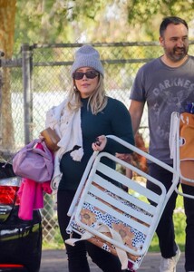 Hilary-Duff---Shows-her-Baby-Bump-during-a-park-day-in-Sherman-oaks-34.jpg