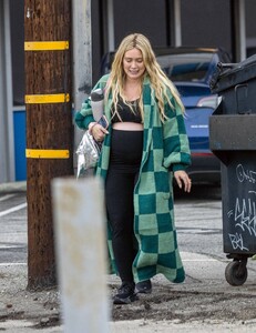 Hilary-Duff---Taking-her-daughter-to-dance-class-in-Los-Angeles-02.jpg