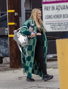 Hilary-Duff---Taking-her-daughter-to-dance-class-in-Los-Angeles-03.jpg