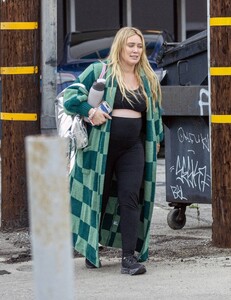 Hilary-Duff---Taking-her-daughter-to-dance-class-in-Los-Angeles-07.jpg