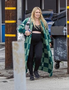Hilary-Duff---Taking-her-daughter-to-dance-class-in-Los-Angeles-19.jpg