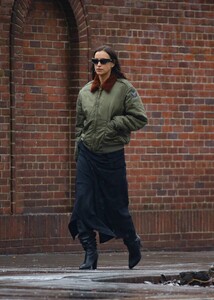 Irina-Shayk---Out-for-a-stroll-in-New-York-02.jpg