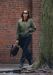 Irina-Shayk---Out-for-a-stroll-in-New-York-05.jpg