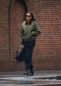 Irina-Shayk---Out-for-a-stroll-in-New-York-07.jpg