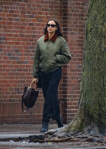 Irina-Shayk---Out-for-a-stroll-in-New-York-08.jpg