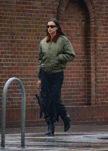 Irina-Shayk---Out-for-a-stroll-in-New-York-10.jpg