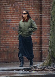 Irina-Shayk---Out-for-a-stroll-in-New-York-13.jpg