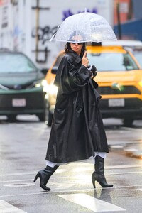 Irina-Shayk---Out-in-Manhattan-13.jpg