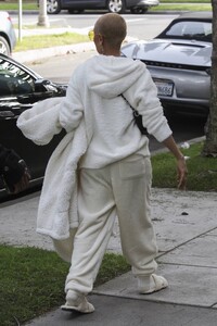 Jada-Pinkett-Smith---With-daughter-Willow-Smith-out-in-West-Hollywood-02.jpg