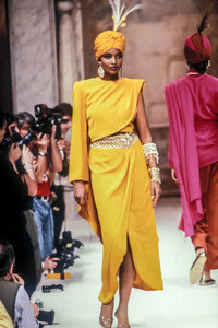 JeanLouisScherrer1990HauteCoutureSS46.thumb.jpg.dbffd81384593b35f559aa7e0325bb10.jpg