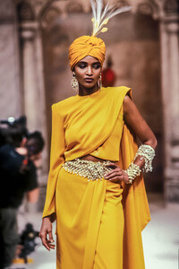 JeanLouisScherrer1990HauteCoutureSS48.thumb.jpg.e85733d969e06b2baa5da4a508a528fe.jpg
