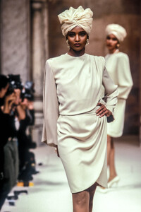 JeanLouisScherrer1990HauteCoutureSS54.thumb.jpg.6047b5e39dede5058dae182d1c16a073.jpg
