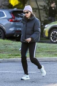 Jennifer-Garner---Goes-for-a-solo-walk-01.jpg