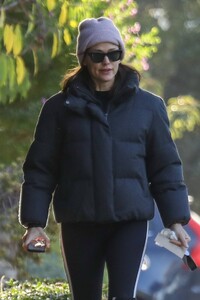 Jennifer-Garner---Goes-for-a-solo-walk-02.jpg